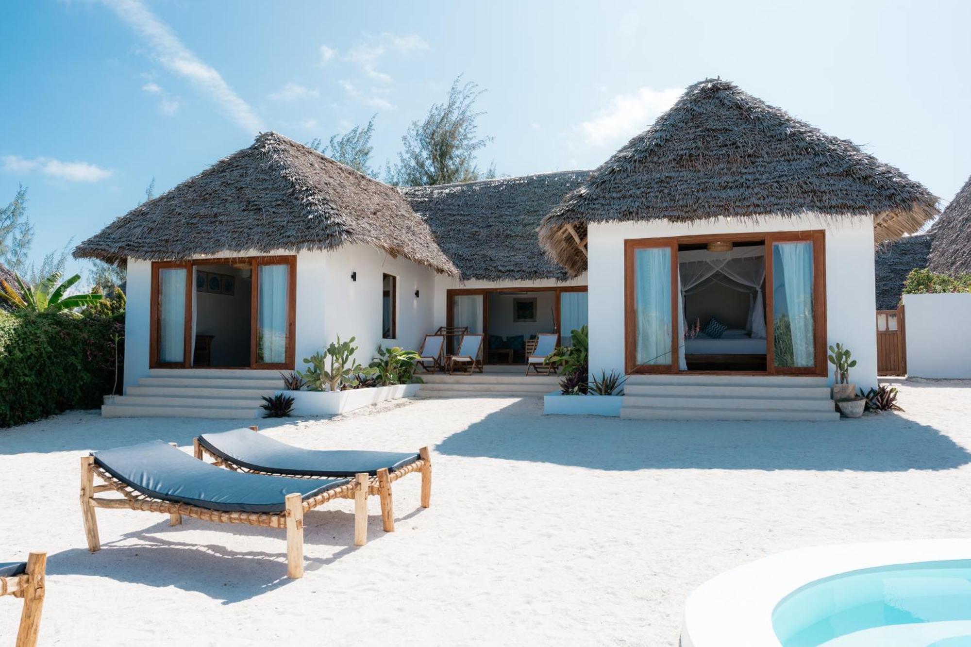 Zanbluu Beach Hotel キウェンワ エクステリア 写真