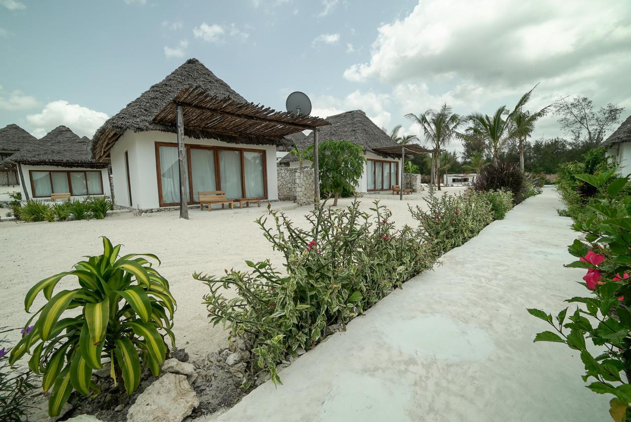 Zanbluu Beach Hotel キウェンワ エクステリア 写真