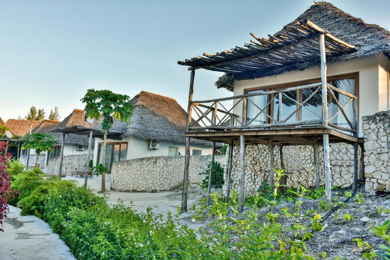 Zanbluu Beach Hotel キウェンワ エクステリア 写真