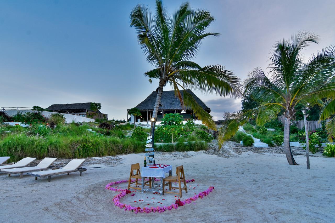 Zanbluu Beach Hotel キウェンワ エクステリア 写真